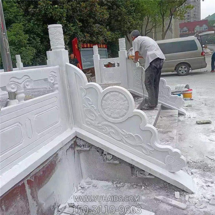 漢白玉旗臺欄板欄桿安裝，細節(jié)打磨處理雕塑