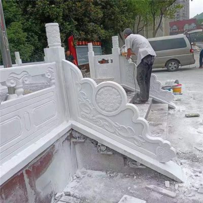 漢白玉旗臺欄板欄桿安裝，細(xì)節(jié)打磨處理