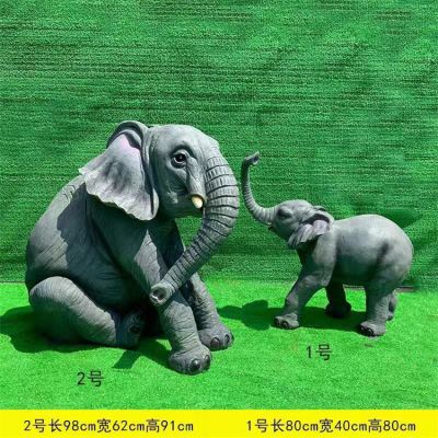 玻璃鋼仿真大象雕塑，蹲坐地上的大象和鼻子上揚(yáng)的小象