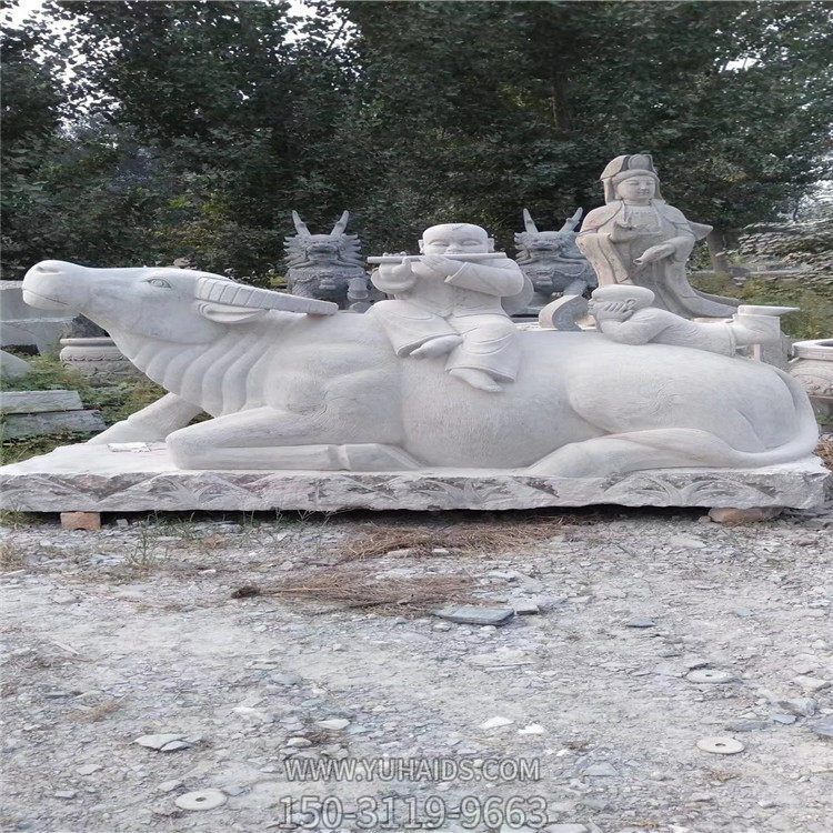 漢白玉牧童騎牛石雕，臥地上的水牛雕塑