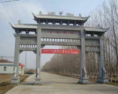 三間四柱仿古牌樓，青石村口入村牌坊