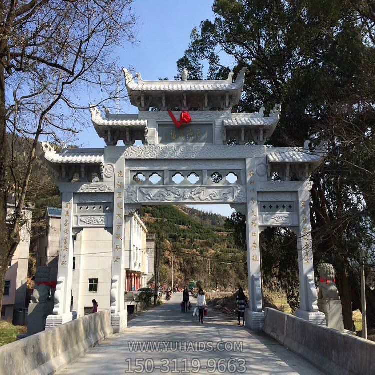 村口石牌坊，三間四柱石雕牌樓雕塑