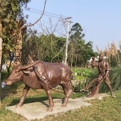 農(nóng)夫和耕牛耕地雕塑，農(nóng)耕主題場(chǎng)景雕塑