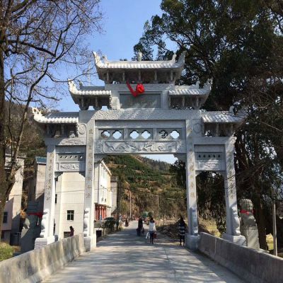 村口石牌坊，三間四柱石雕牌樓