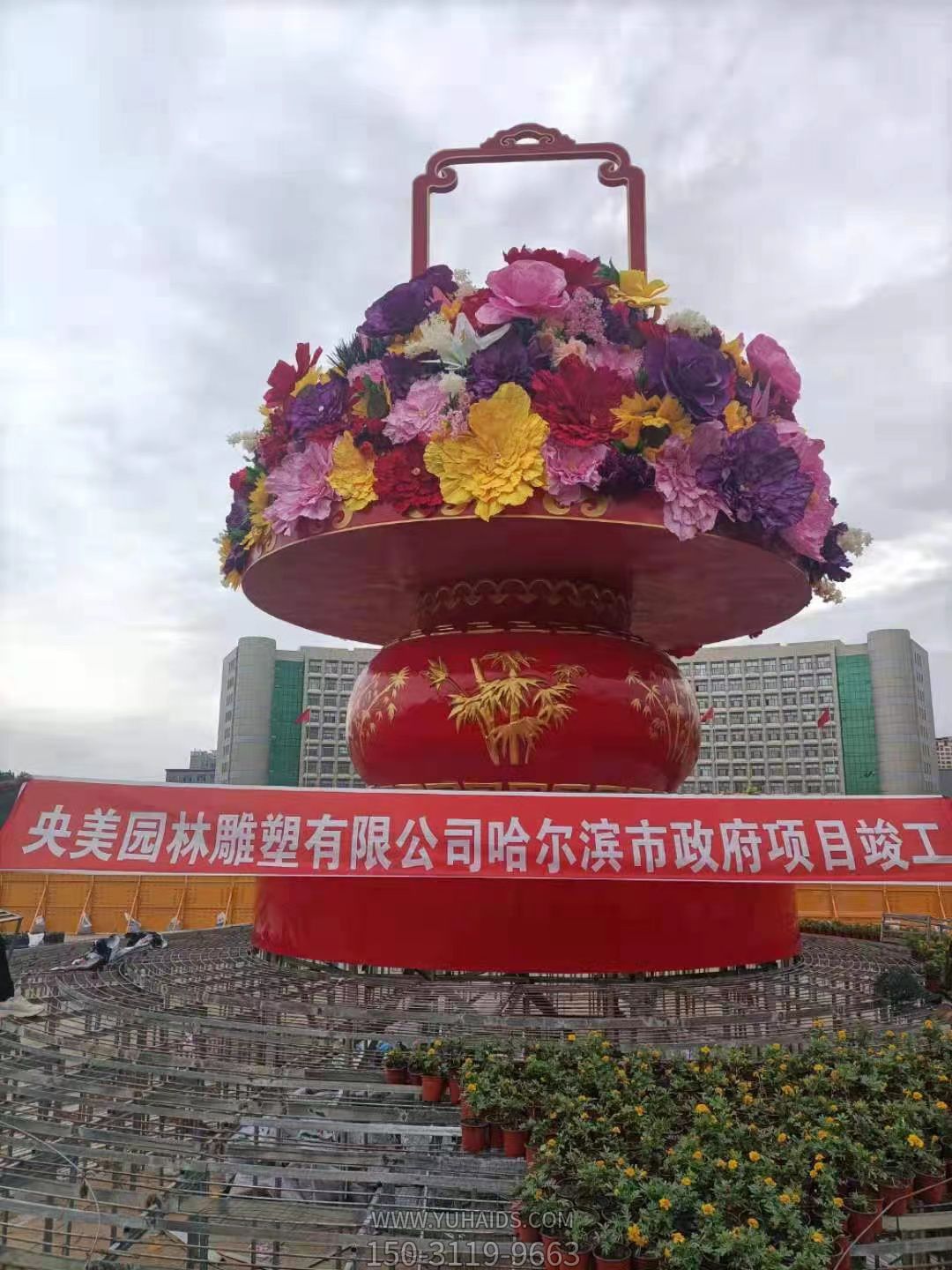 戶外景區(qū)廣場(chǎng)玻璃鋼彩繪迎接國慶大花籃雕塑