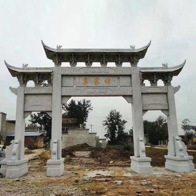 村口擺放天然青石新中式三門(mén)石牌坊