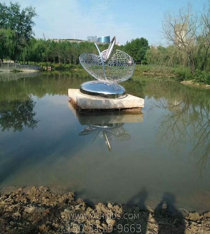 景區(qū)水池?cái)[放不銹鋼鏤空創(chuàng)意蘋(píng)果雕塑