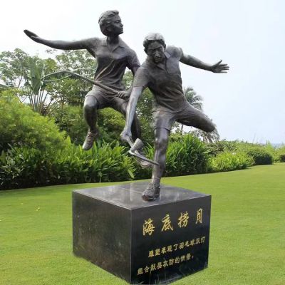 打羽毛球，鑄銅體育運動人物景觀雕塑