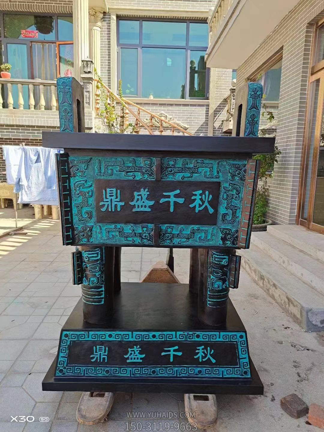 仿古青銅鼎，鼎盛千秋鑄銅方鼎雕塑