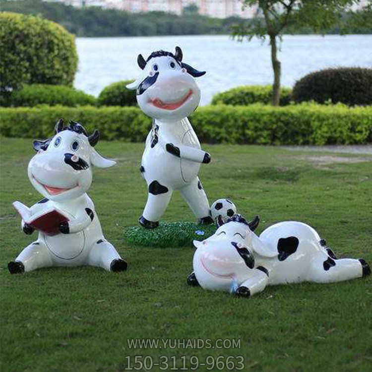 玻璃鋼噴漆卡通奶?？磿?踢足球趴著玩耍幼兒園組合小品雕塑