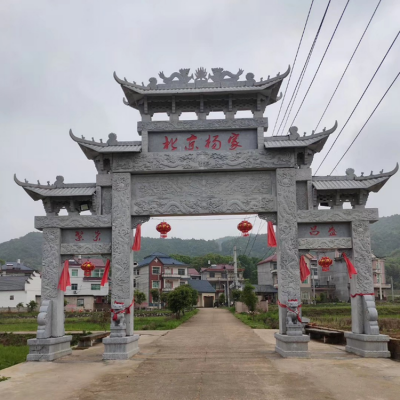 村口花崗巖石雕牌樓，三間四柱多層石牌坊
