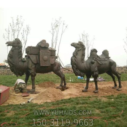 駱駝景觀，公園創(chuàng)意玻璃鋼仿銅沙漠動(dòng)物雕塑
