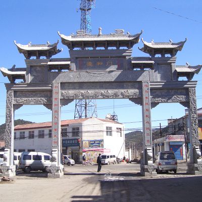 鄉(xiāng)村城鎮(zhèn)街道擺放青石牌坊拱門(mén)