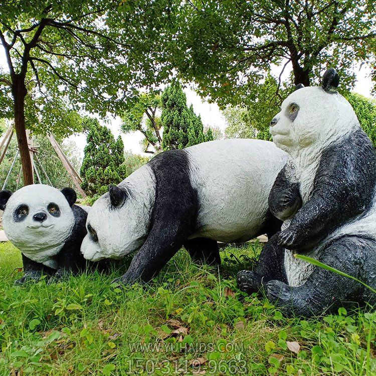 玻璃鋼熊貓雕塑，園林草叢動物擺件