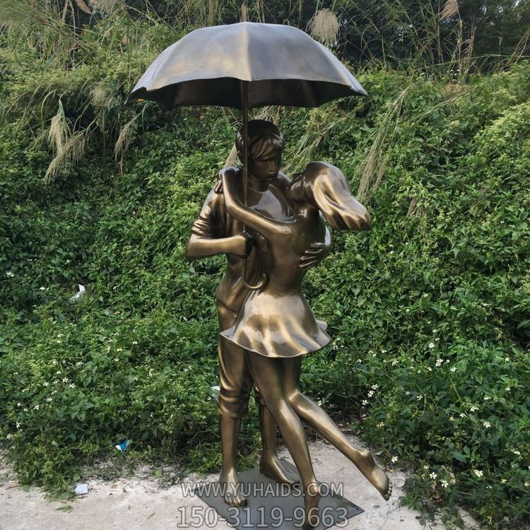 玻璃鋼情侶雕塑，撐傘擁抱的小情侶
