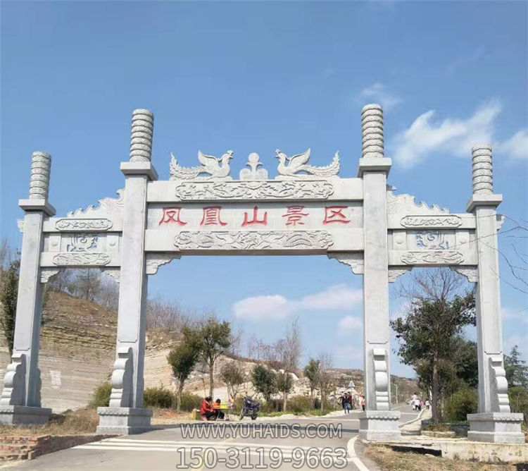 景區(qū)入口石牌坊，沖天式三間四柱牌坊雕塑