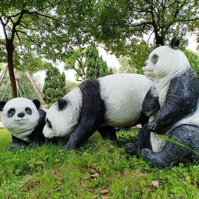 玻璃鋼熊貓雕塑，園林草叢動(dòng)物擺件