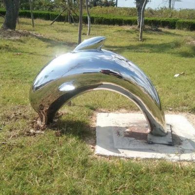 鏡面不銹鋼海豚，園林草坪躍出地面，鉆入地底的海豚