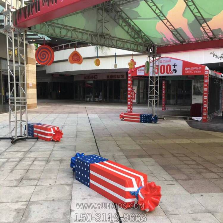 商場(chǎng)戶外擺放玻璃鋼彩繪糖果座椅雕塑