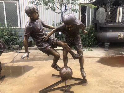 鑄銅踢球小孩子，校園運動人物雕塑擺件