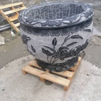 庭院擺放天然青石雕刻養(yǎng)魚(yú)仿古水缸雕塑