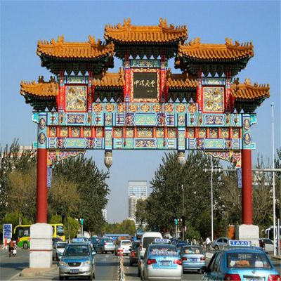 市政道路大牌坊，高跨度的彩繪石雕牌樓