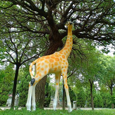 玻璃鋼仿真長(zhǎng)頸鹿，公園園林草坪動(dòng)物景觀