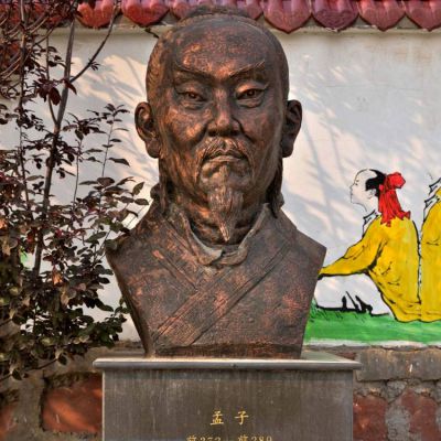 公園廣場(chǎng)擺放戰(zhàn)國時(shí)期著名思想家孟子頭像紫銅雕塑