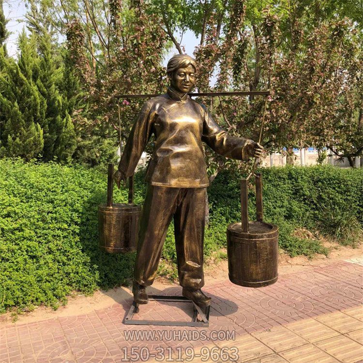 挑水的婦女，玻璃鋼仿銅勞動人物民俗生活雕塑