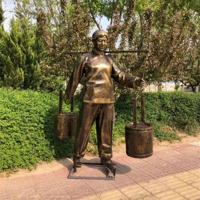 挑水的婦女，玻璃鋼仿銅勞動人物民俗生活雕塑