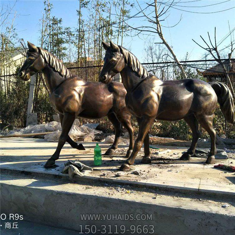 銅雕馬兒，肌肉強(qiáng)健的馬雕塑
