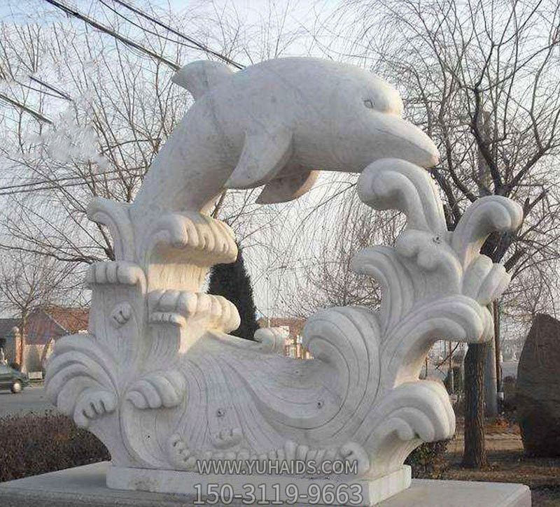 街邊公園一只大號石雕水花上的海豚雕塑