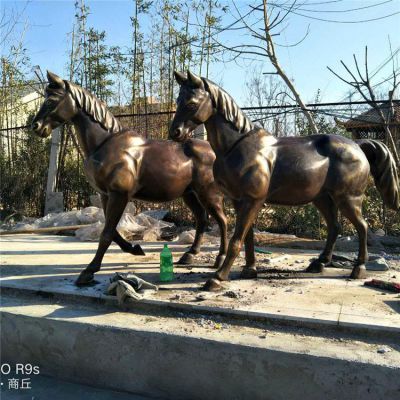 銅雕馬兒，肌肉強(qiáng)健的馬雕塑
