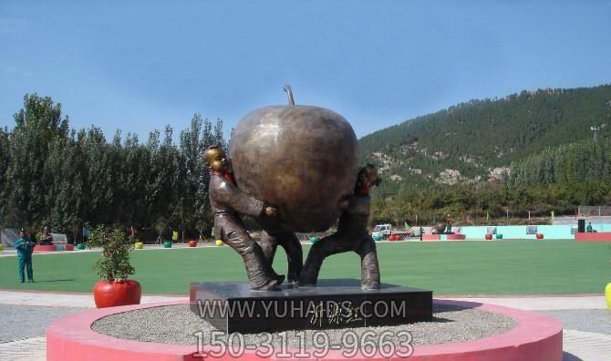 景區(qū)廣場兩個(gè)兒童抱著蘋果公園人物銅雕雕塑