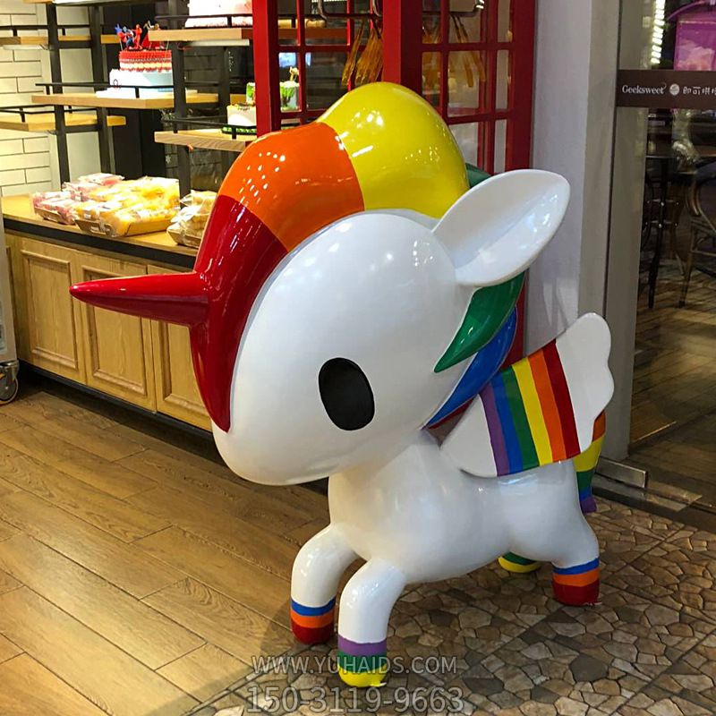 商場(chǎng)里擺放的彩色的玻璃鋼彩繪獨(dú)角獸雕塑