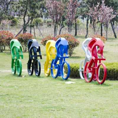 公園草地不銹鋼噴漆自行車(chē)運(yùn)動(dòng)人物雕塑