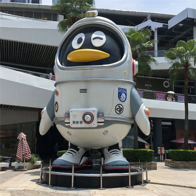 創(chuàng)意玻璃鋼大型卡通企鵝太空人商場戶外裝飾雕塑