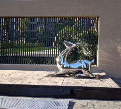 抬頭跪地鹿雕塑，地產(chǎn)售樓部鏡面不銹鋼鹿動物擺件