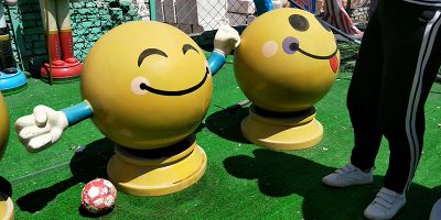 公園戶(hù)外創(chuàng)意彩繪玻璃鋼表情雕塑