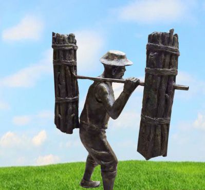 古代銅雕鄉(xiāng)村挑柴的老人雕塑、