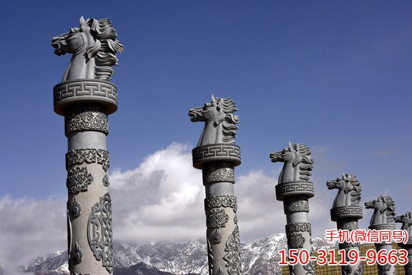 固始汗廣場內(nèi)的馬頭景觀柱 固始汗廣場內(nèi)的馬頭景觀柱