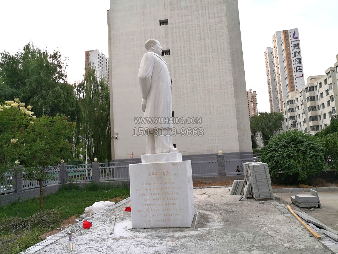 青海石油博物館，漢白玉毛主席石雕像，側(cè)視效果