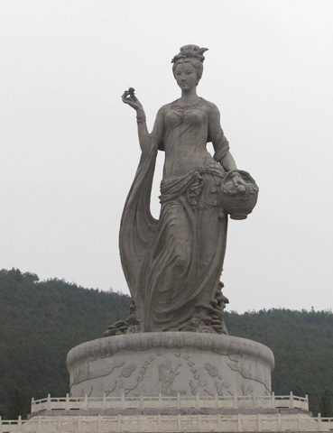 神女：總高51.9米，由1160塊花崗石構(gòu)成，自重1000多噸的茶山神女